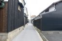 木津川市の焼杉板で囲まれる路地空間